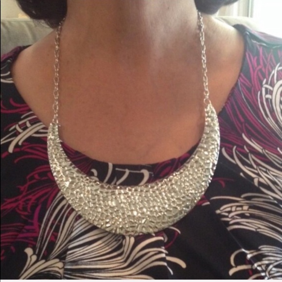 NEW Hammered Metal Bib Necklace - Picture 1 of 4